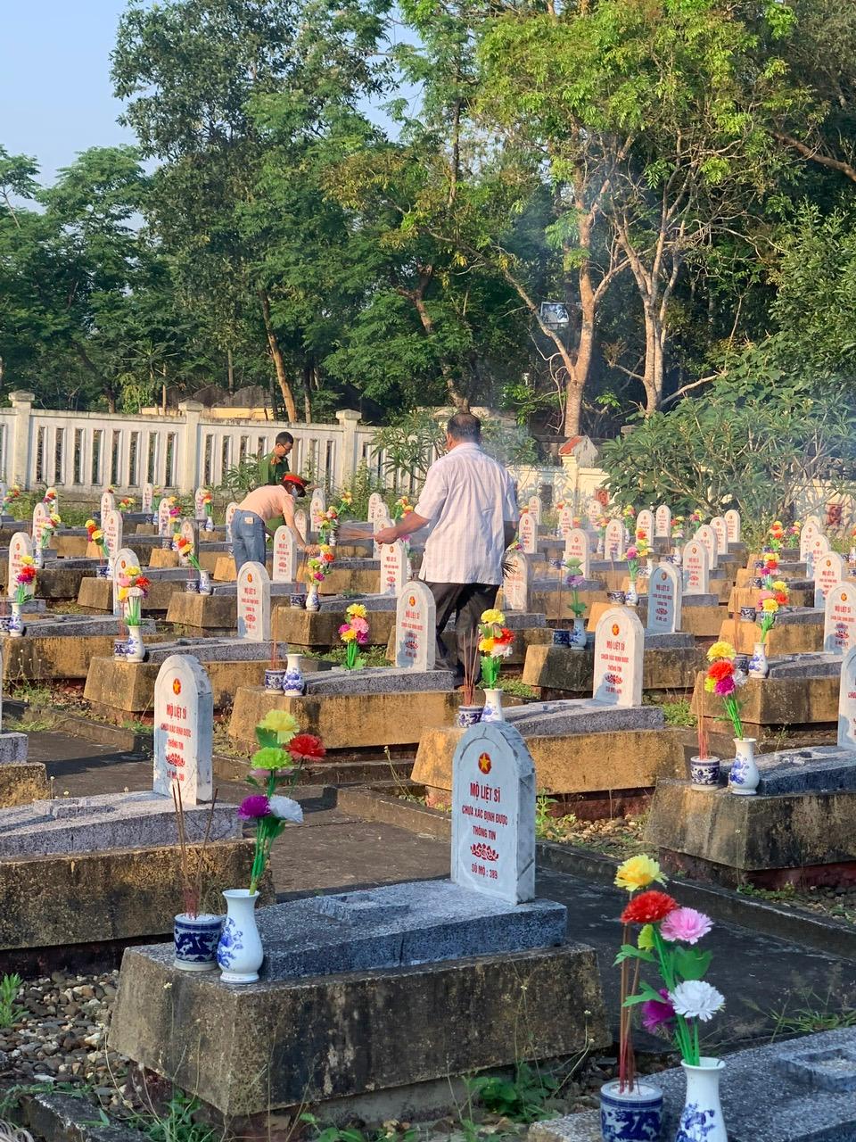 Viếng nghĩa trang liệt sỹ xã nhân dịp kỷ niệm 52 năm ngày giải phóng huyện Cam Lộ (02/4/1972-02/4/2024)