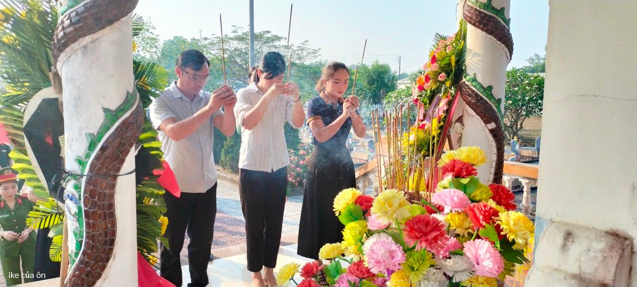 Viếng nghĩa trang liệt sỹ xã nhân dịp kỷ niệm 49 năm ngày giải phóng hoàn toàn miền Nam thống nhất đất nước và 52 năm giải phóng tỉnh Quảng Trị